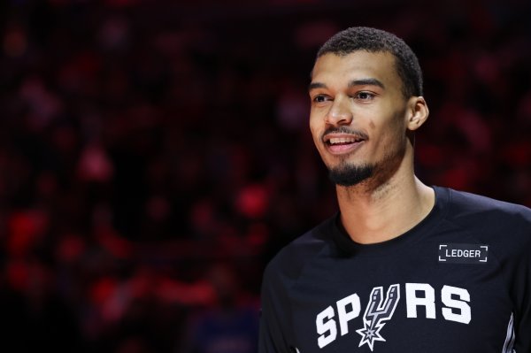 配资app官网 气氛组出场！赛后文班带头鼓掌 又逐一和队友击掌庆祝