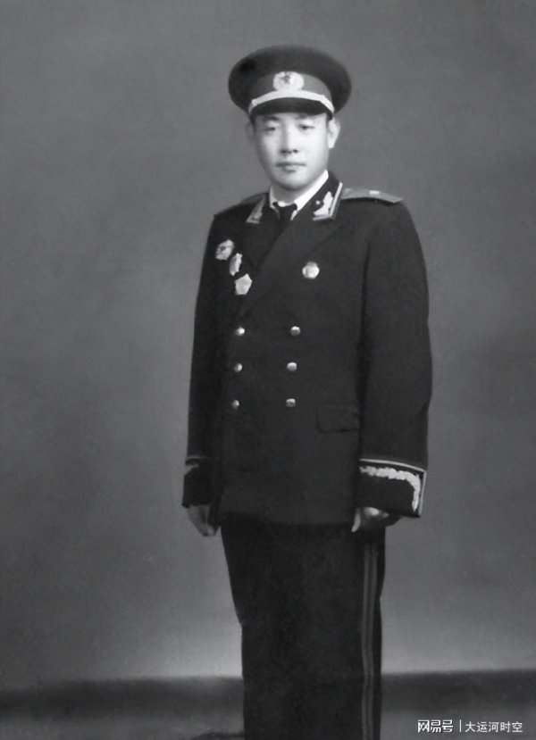 配资排排网 开国少将到空军司令部开会，却被刘亚楼一把攥住：今后你别学飞了